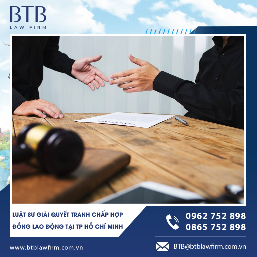Luật sư tiếp nhận hồ sơ tranh chấp lao động từ khách hàng tại TP HCM