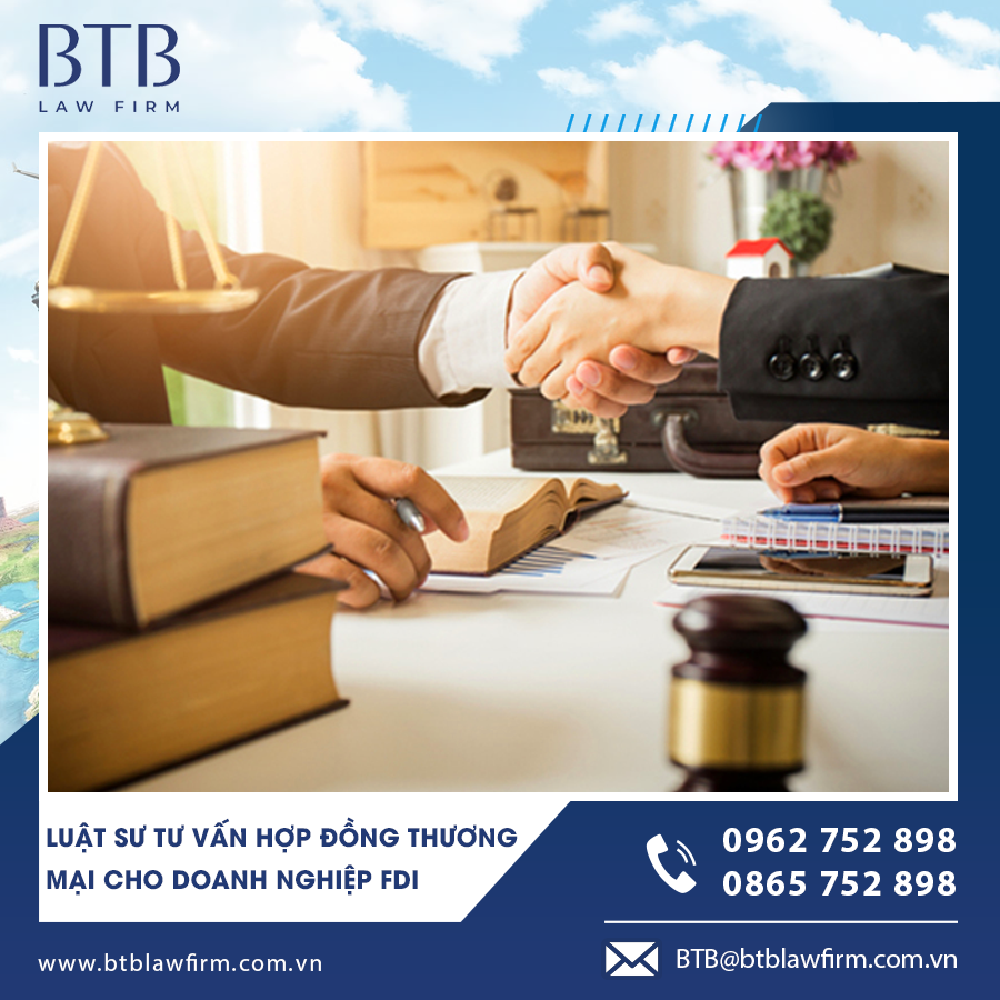Luật sư đàm phán hợp đồng với đại diện đối tác của doanh nghiệp FDI